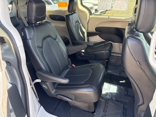 Certified 2024 Chrysler Pacifica Touring-L FWD image 29