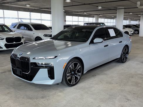 Used 2025 BMW 760i xDrive w/ Executive Package AWD/4WD image 4