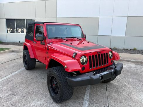 Used 2016 Jeep Wrangler Sahara w/ Connectivity Group AWD/4WD image 2