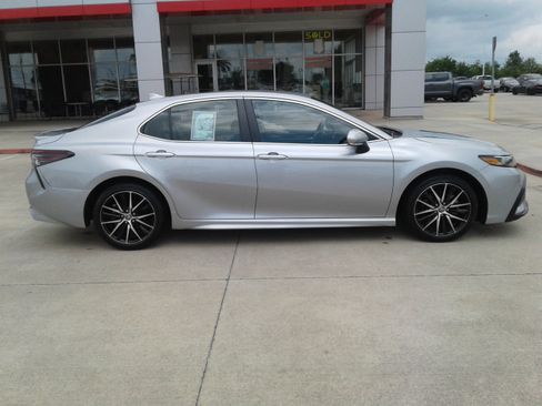 Used 2024 Toyota Camry SE FWD image 8