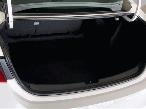 Used 2017 Chevrolet Malibu LT FWD image 17