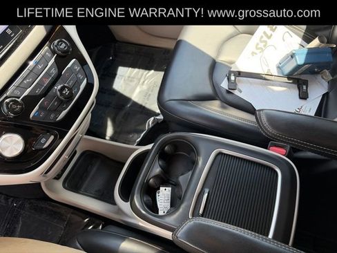 Used 2023 Chrysler Pacifica Touring-L FWD image 26