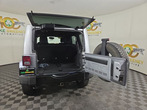 Used 2015 Jeep Wrangler Unlimited Sahara AWD/4WD image 31