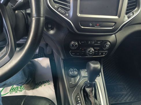 Used 2020 Jeep Cherokee Trailhawk AWD/4WD image 15