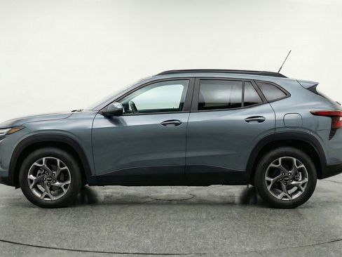 Used 2025 Chevrolet Trax LT w/ LT Convenience Package image 5