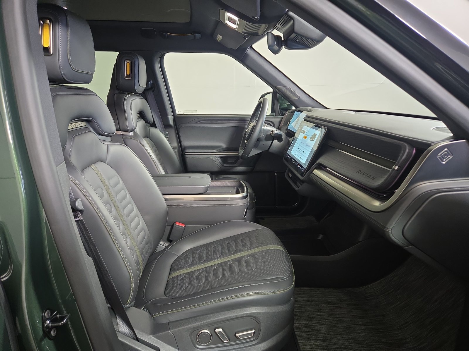 Used 2025 Rivian R1S Adventure Dual AWD/4WD image 24