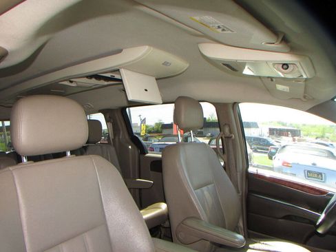 Used 2015 Chrysler Town & Country Touring image 30
