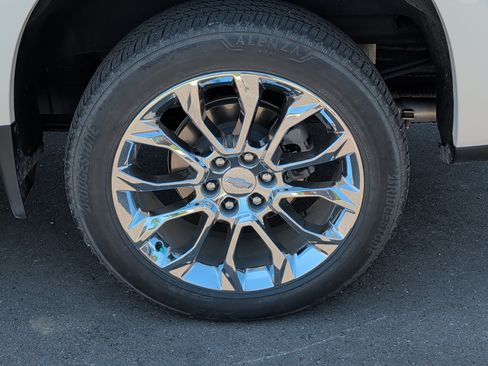 Used 2023 Chevrolet Silverado 1500 High Country w/ High Country Premium Package AWD/4WD image 5