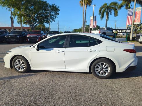 Used 2025 Toyota Camry LE image 5