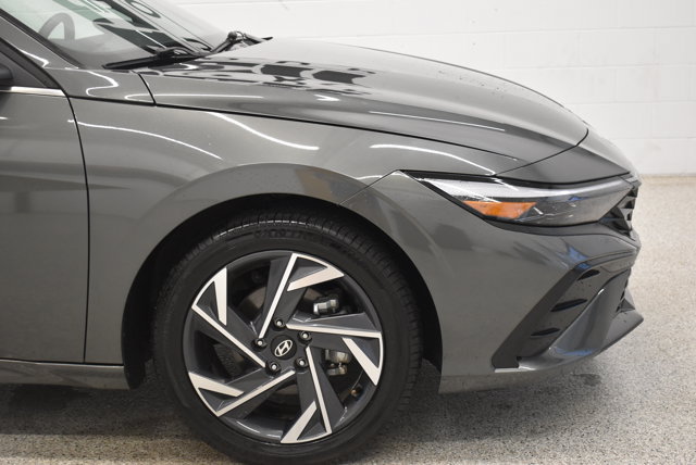 Used 2025 Hyundai Elantra Limited FWD image 13