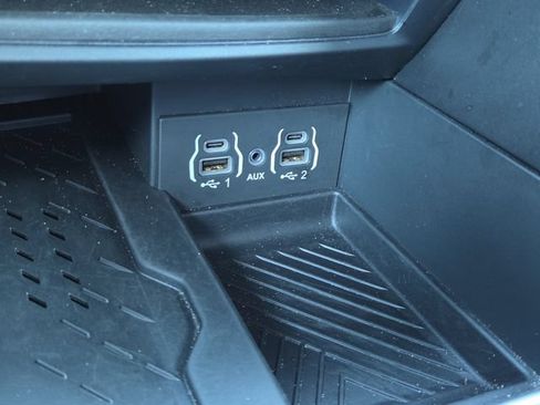 Used 2025 Chrysler Pacifica Limited FWD image 16