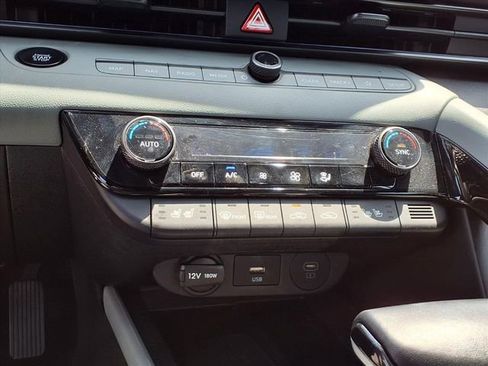 Used 2025 Hyundai Elantra Limited image 7