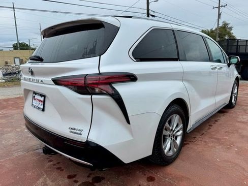 Used 2022 Toyota Sienna Limited FWD image 5