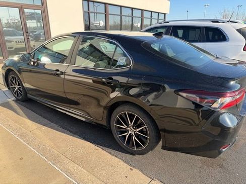 Used 2023 Toyota Camry SE image 2