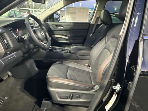 New 2025 Nissan Pathfinder Platinum image 25