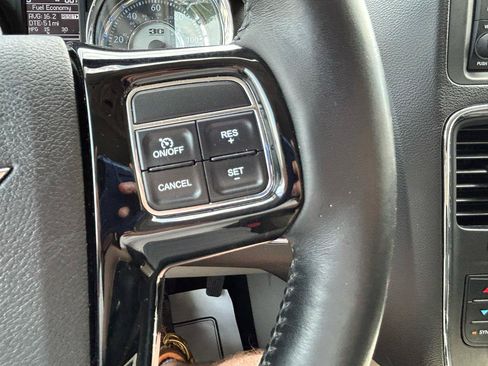 Used 2014 Chrysler Town & Country Touring-L FWD image 18