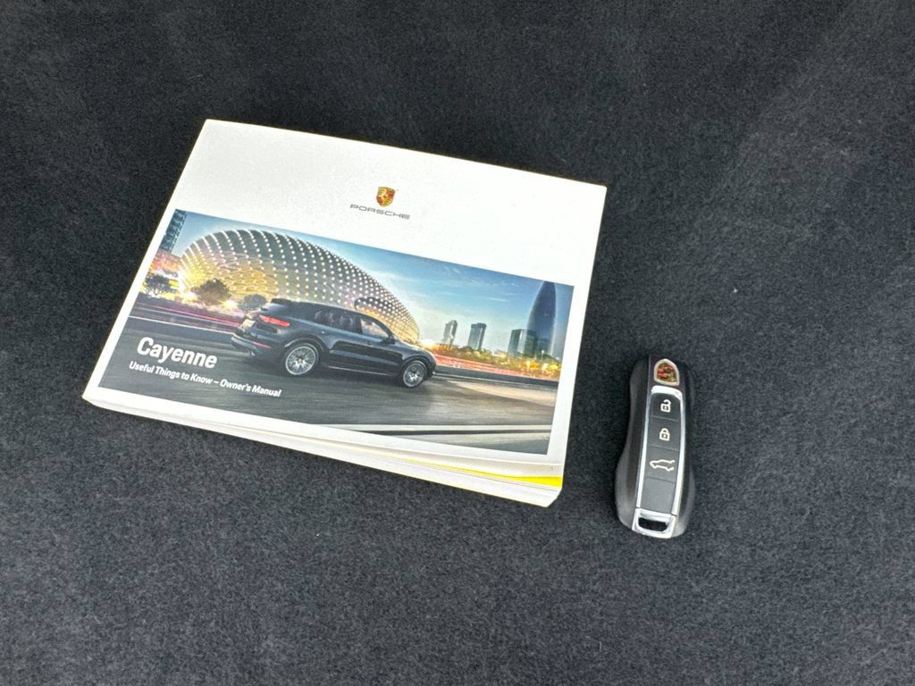 Used 2022 Porsche Cayenne w/ Premium Package AWD/4WD image 77