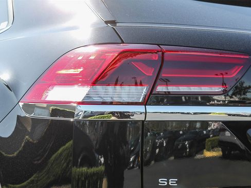 Used 2022 Volkswagen Atlas Cross Sport SE w/ Panoramic Sunroof Package image 9