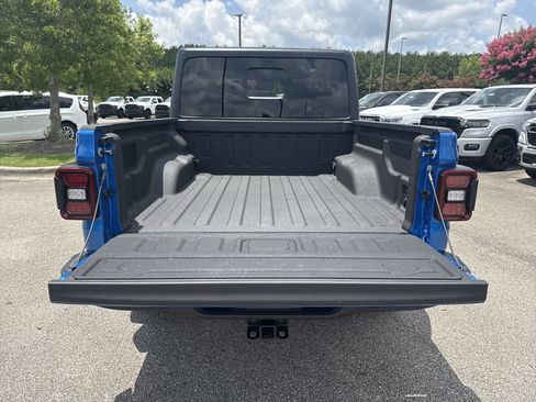 Used 2025 Jeep Gladiator Mojave AWD/4WD image 18