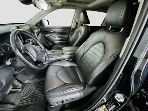 Used 2020 Toyota Highlander XLE FWD image 13