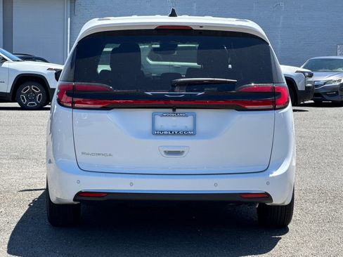 New 2027 Chrysler Pacifica Select FWD image 4