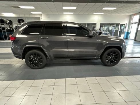 Used 2018 Jeep Grand Cherokee Altitude AWD/4WD image 8