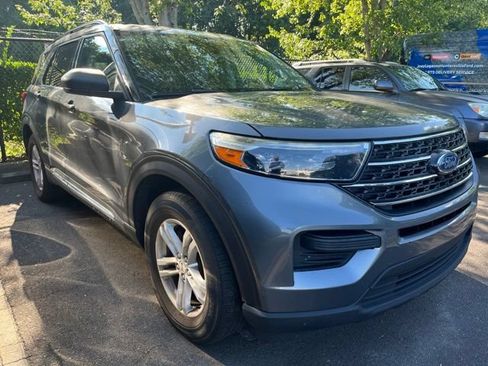 Used 2021 Ford Explorer XLT RWD image 2