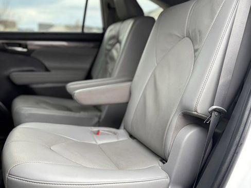 Used 2022 Toyota Highlander Limited image 14
