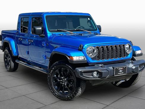 Used 2025 Jeep Gladiator Sport AWD/4WD image 3