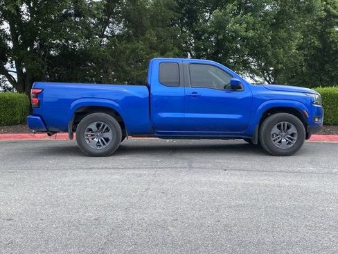 Used 2025 Nissan Frontier SV w/ SV Convenience Package RWD image 2