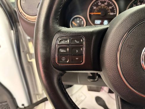 Used 2016 Jeep Wrangler Sahara image 11