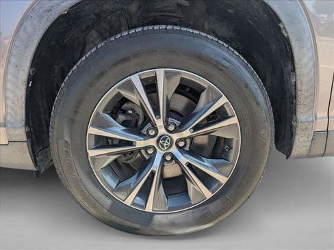 Used 2019 Toyota Highlander LE FWD image 23