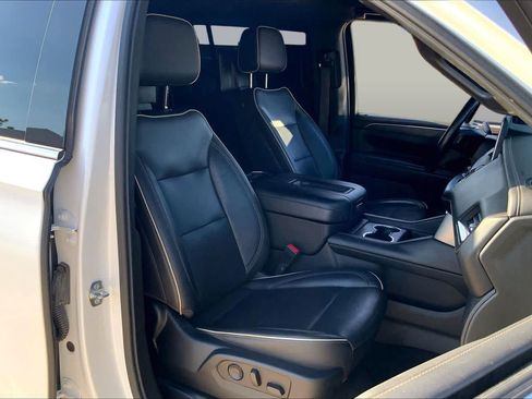Used 2021 GMC Yukon SLT w/ Rear Media and Nav Package AWD/4WD image 8
