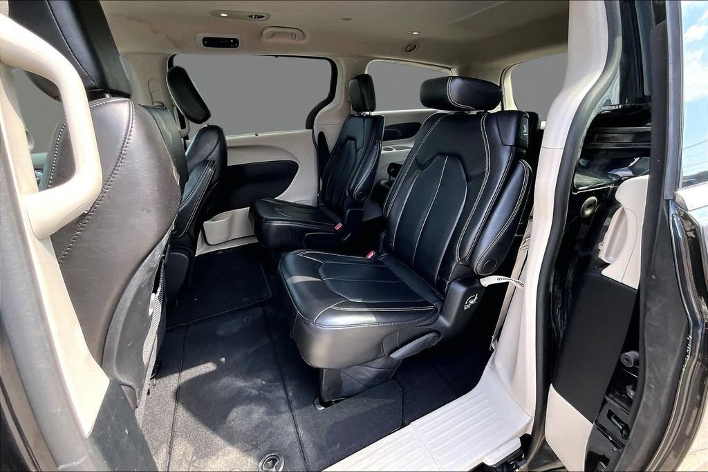 Used 2023 Chrysler Pacifica Touring-L FWD image 20