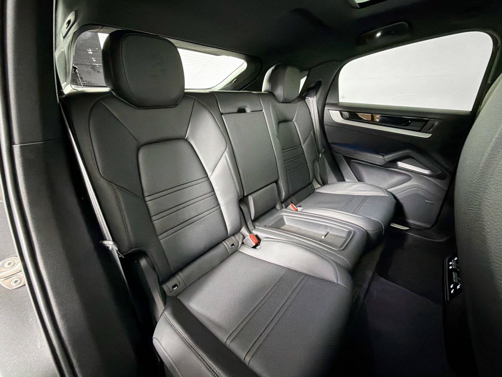Certified 2025 Porsche Cayenne Coupe AWD/4WD image 27