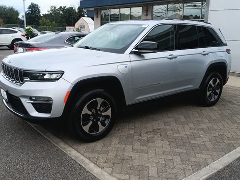 Used 2023 Jeep Grand Cherokee 4WD 4xe image 2