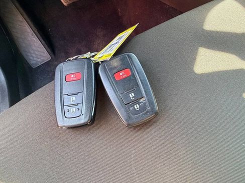 Used 2020 Toyota C-HR XLE image 30