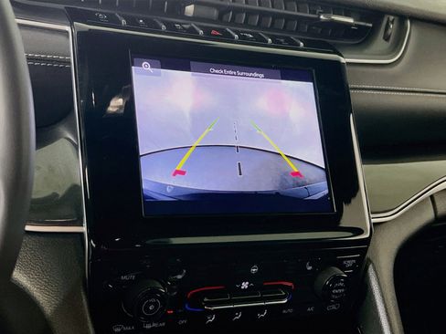 Used 2023 Jeep Grand Cherokee Altitude AWD/4WD image 13