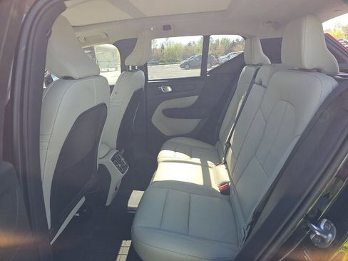 Used 2023 Volvo XC40 B5 Plus AWD/4WD image 4