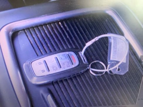 Used 2023 Chrysler Pacifica Touring-L FWD image 11
