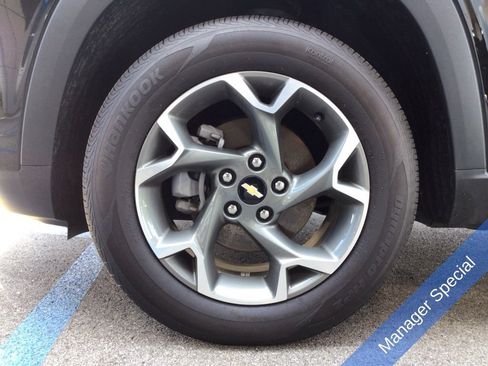 Used 2025 Chevrolet Trax LT FWD image 19