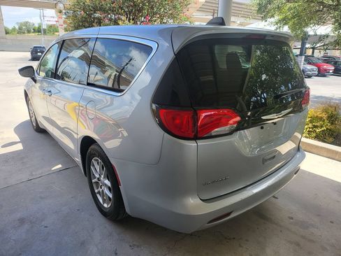 Used 2023 Chrysler Voyager LX FWD image 9