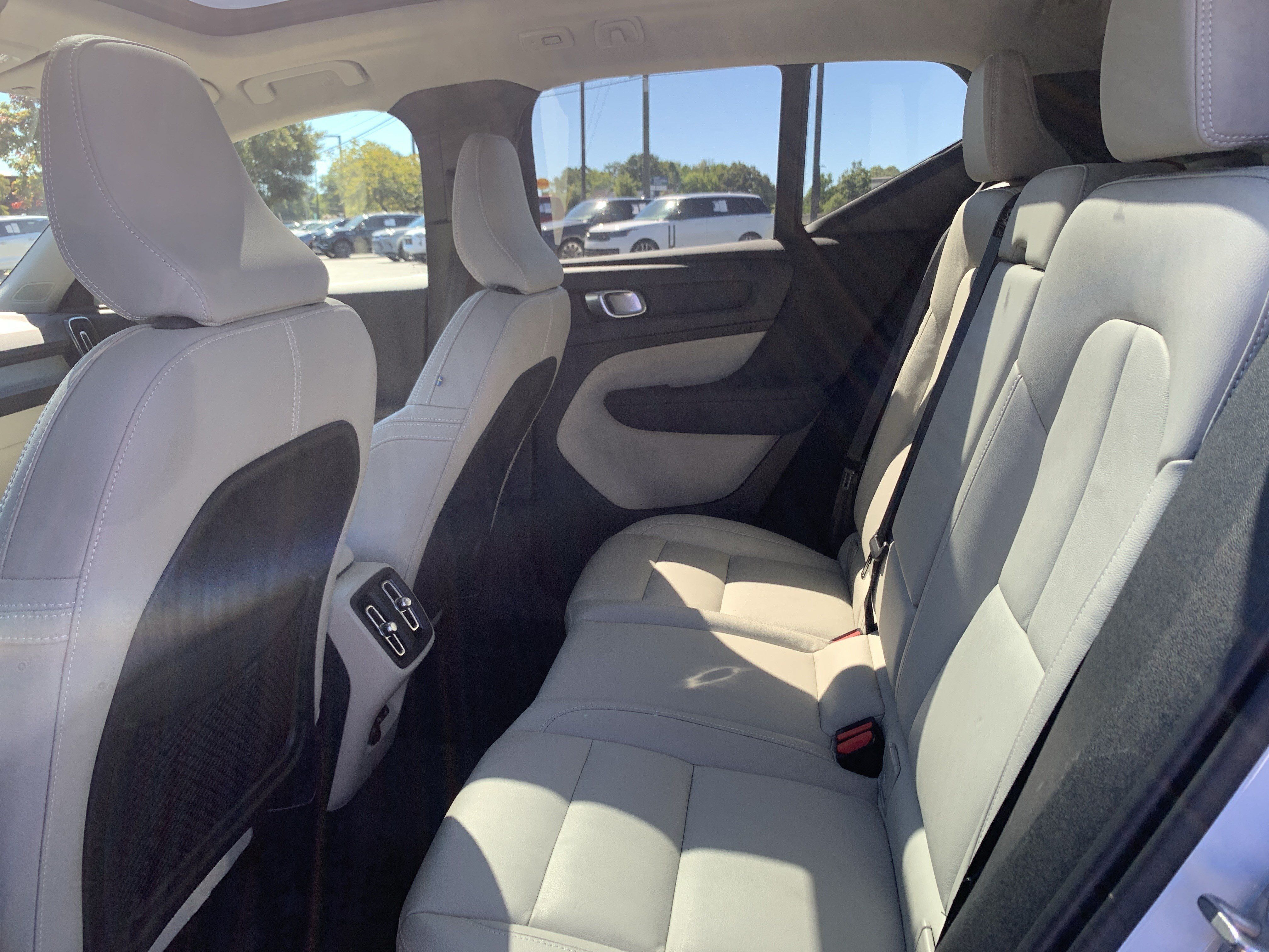 Used 2024 Volvo XC40 B5 Plus w/ Protection Package Premier AWD/4WD image 32