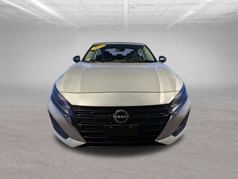 Used 2024 Nissan Altima 2.5 SV FWD image 10