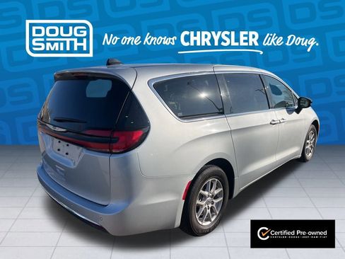 Used 2024 Chrysler Pacifica Touring-L image 6