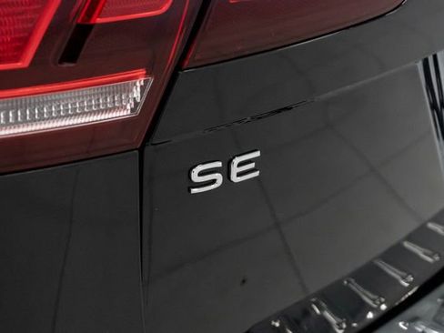 Used 2022 Volkswagen Tiguan SE R-Line image 11