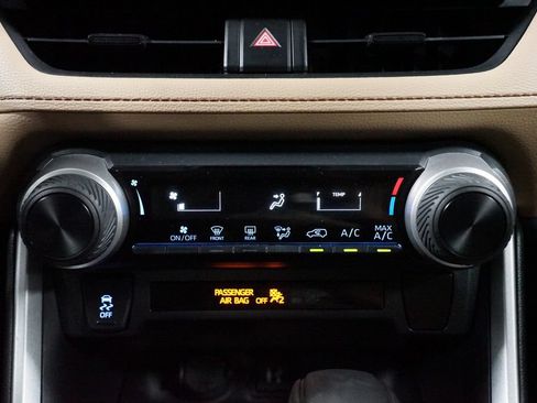 Used 2019 Toyota RAV4 LE FWD image 19