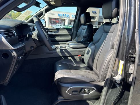 Used 2024 Jeep Wagoneer L Series II w/ Flexible Seating Group image 10