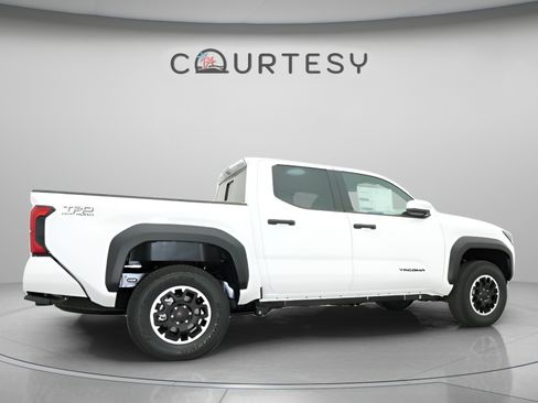 Used 2025 Toyota Tacoma TRD Off-Road w/ TRD Off Road Upgrade Package AWD/4WD image 19
