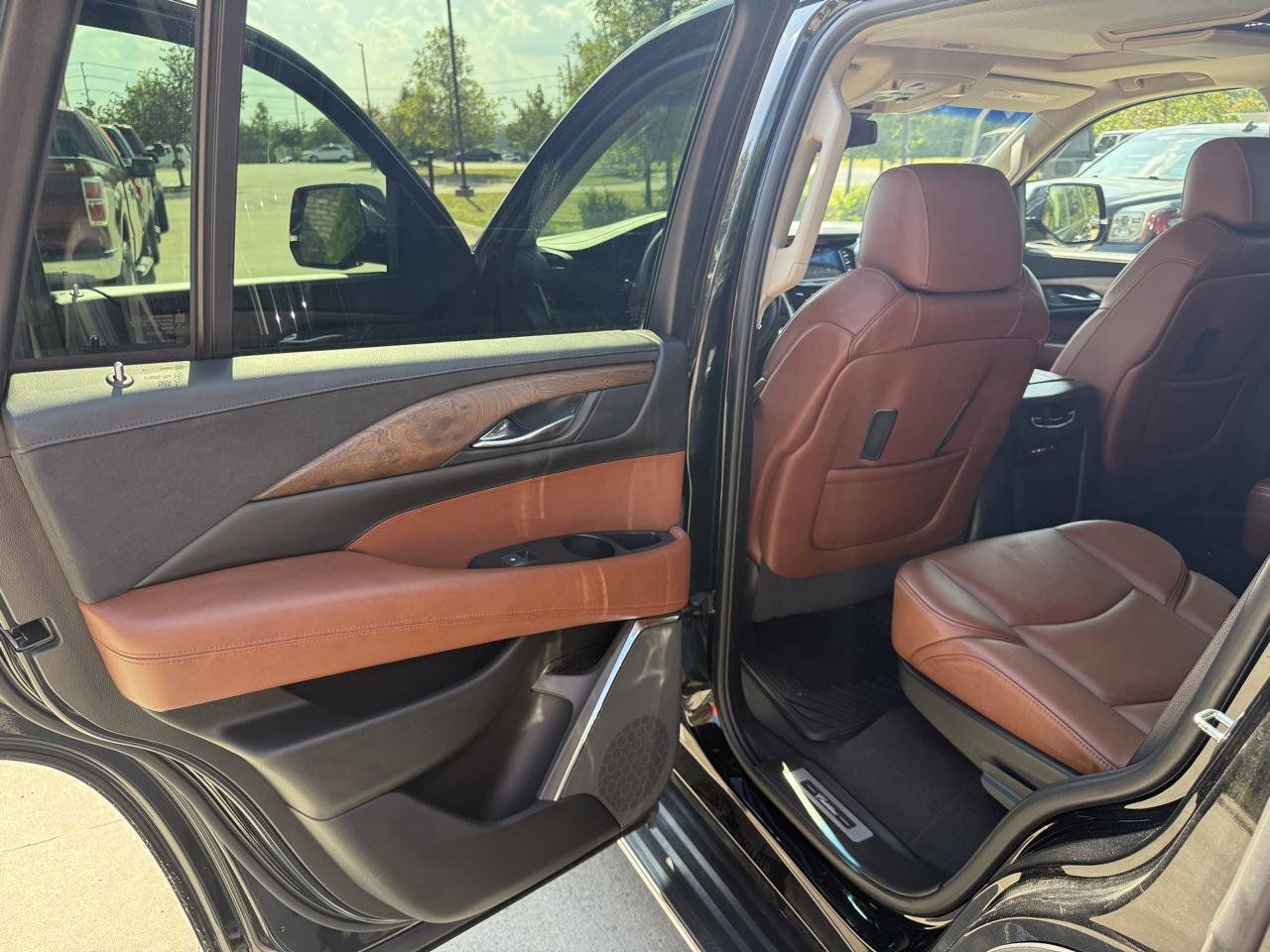 Used 2015 Cadillac Escalade Luxury AWD/4WD image 13